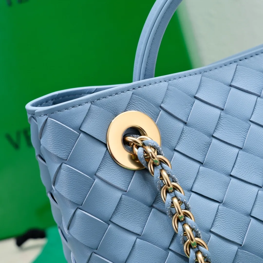 Batch 1960 BOTTEGA VENETA 2024 spring and summer new small ANDIAMO chain bag is also available! 🔥🔥I believe many friends have been waiting for a long time. The metallic chain adds a touch of sophistication to the original softness and elegance of Andiamo. The collision of classic craftsmanship and elegance creates a different kind of beauty. Style number: 6008 Size: 25*22*10.5cm